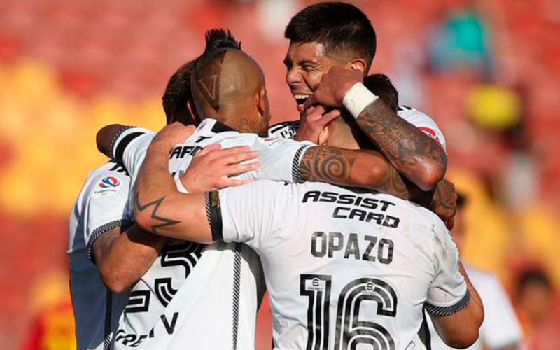 Futbolistas de Colo-Colo celebrando un gol durante la temporada 2024 en el inicio del Campeonato Nacional.