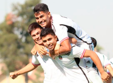 Futbolistas de Colo-Colo se abrazan y celebran un gol ante las cámaras en pleno partido por la Supercopa Proyección 2024 frente a Palestino.