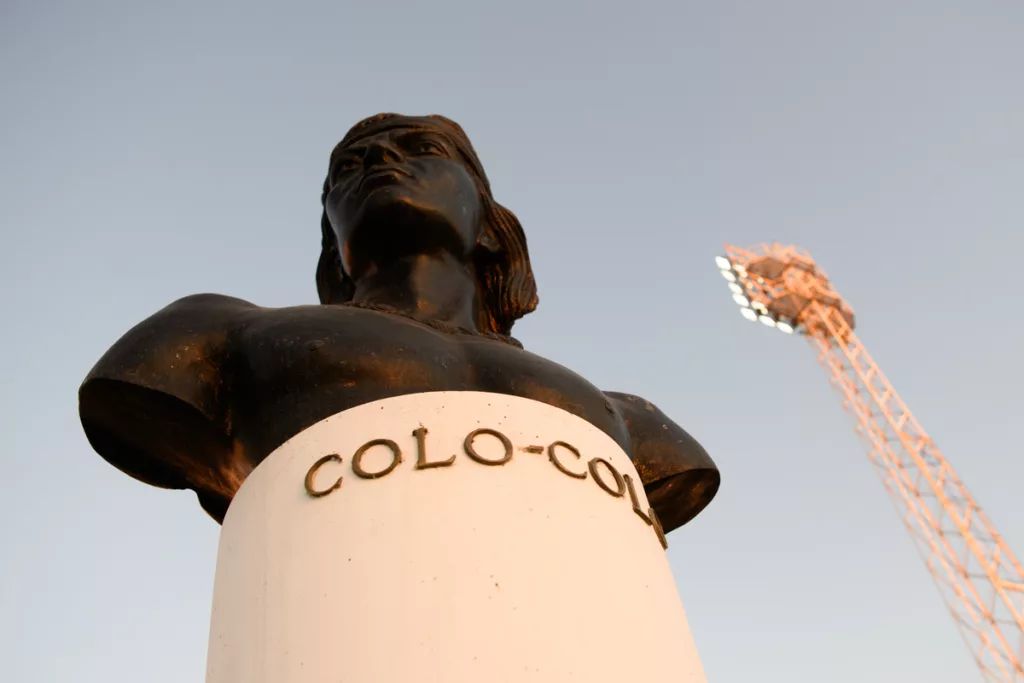 Estatua indio Colo-Colo ubicada en el sector océano del Estadio Monumental.