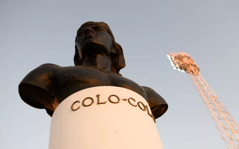 Estatua indio Colo-Colo ubicada en el sector océano del Estadio Monumental.