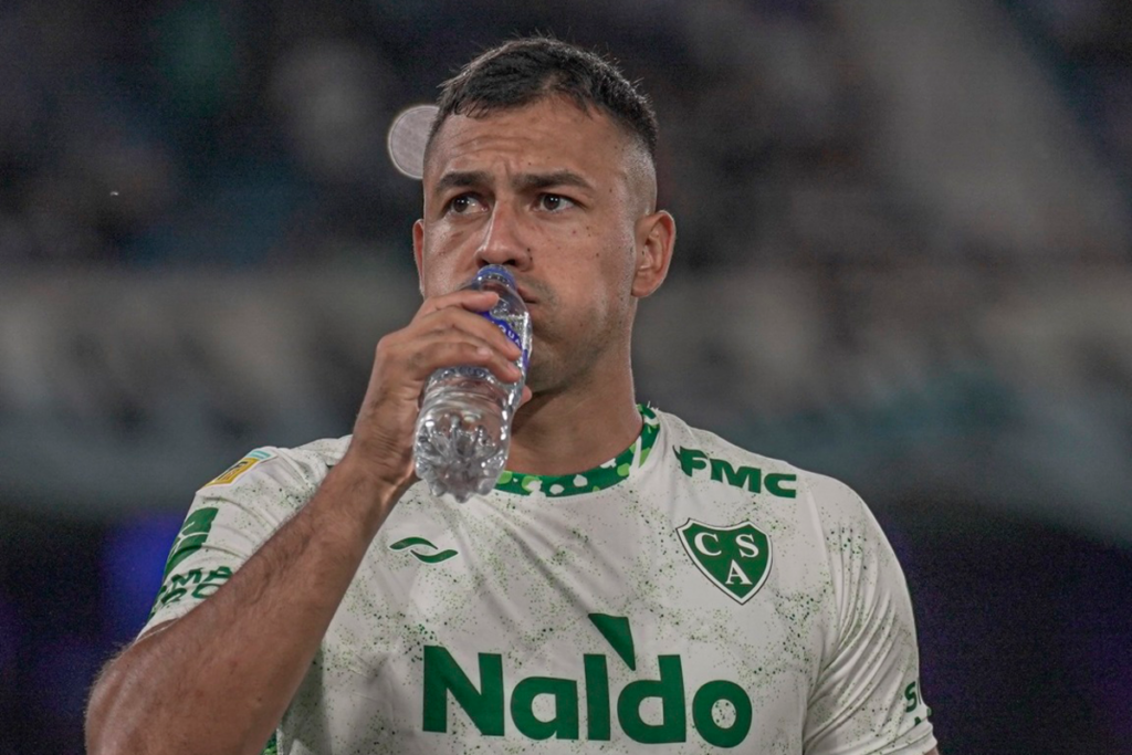 Iván Morales toma y bebe una botella con agua en pleno partido con la camiseta de Club Atlético Sarmiento.