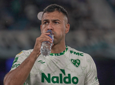 Iván Morales toma y bebe una botella con agua en pleno partido con la camiseta de Club Atlético Sarmiento.