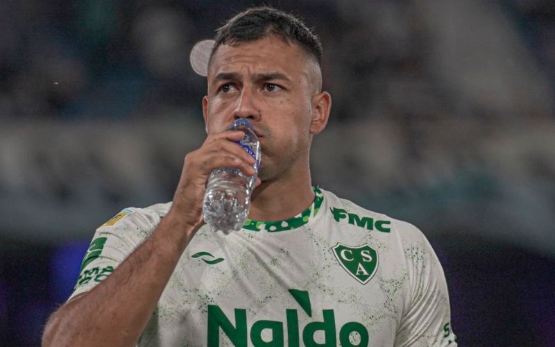 Iván Morales toma y bebe una botella con agua en pleno partido con la camiseta de Club Atlético Sarmiento.