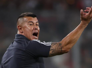 Jorge Almirón levanta su brazo y reclama eufórico una situación en pleno partido como director técnico de Colo-Colo.