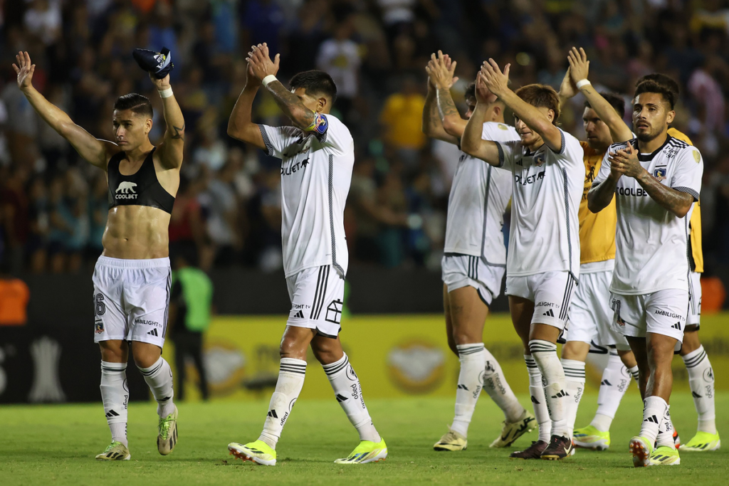 Futbolistas de Colo-Colo aplauden y se despiden de sus hinchas tras el empate 1-1 ante Sportivo Trinidense por la Copa Libertadores 2024 en Paraguay.