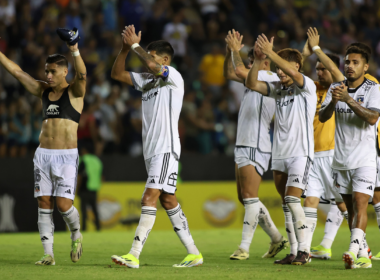 Futbolistas de Colo-Colo aplauden y se despiden de sus hinchas tras el empate 1-1 ante Sportivo Trinidense por la Copa Libertadores 2024 en Paraguay.