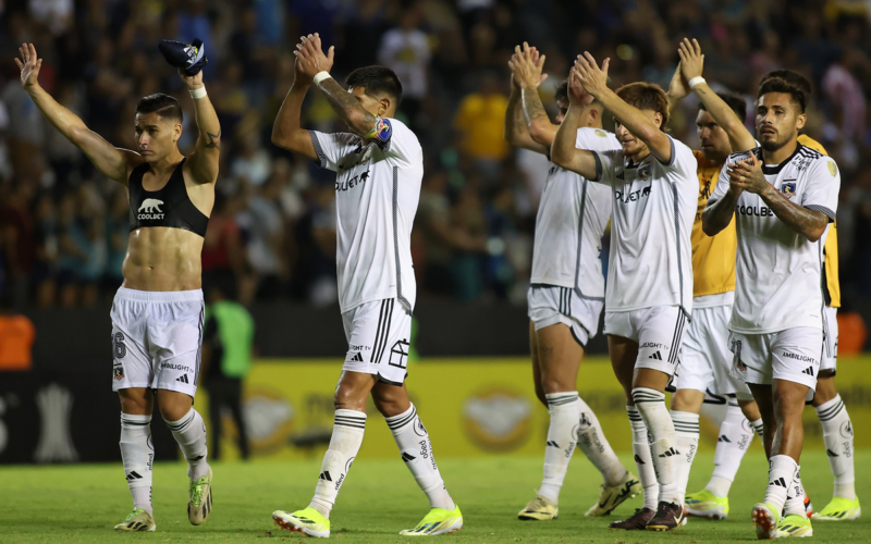 Futbolistas de Colo-Colo aplauden y se despiden de sus hinchas tras el empate 1-1 ante Sportivo Trinidense por la Copa Libertadores 2024 en Paraguay.