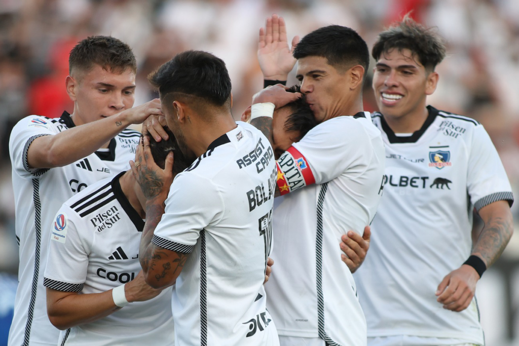Futbolistas de Colo-Colo se abrazan y festejan un gol durante la temporada 2024.