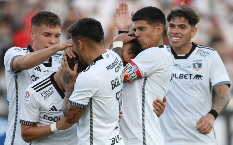 Futbolistas de Colo-Colo se abrazan y festejan un gol durante la temporada 2024.