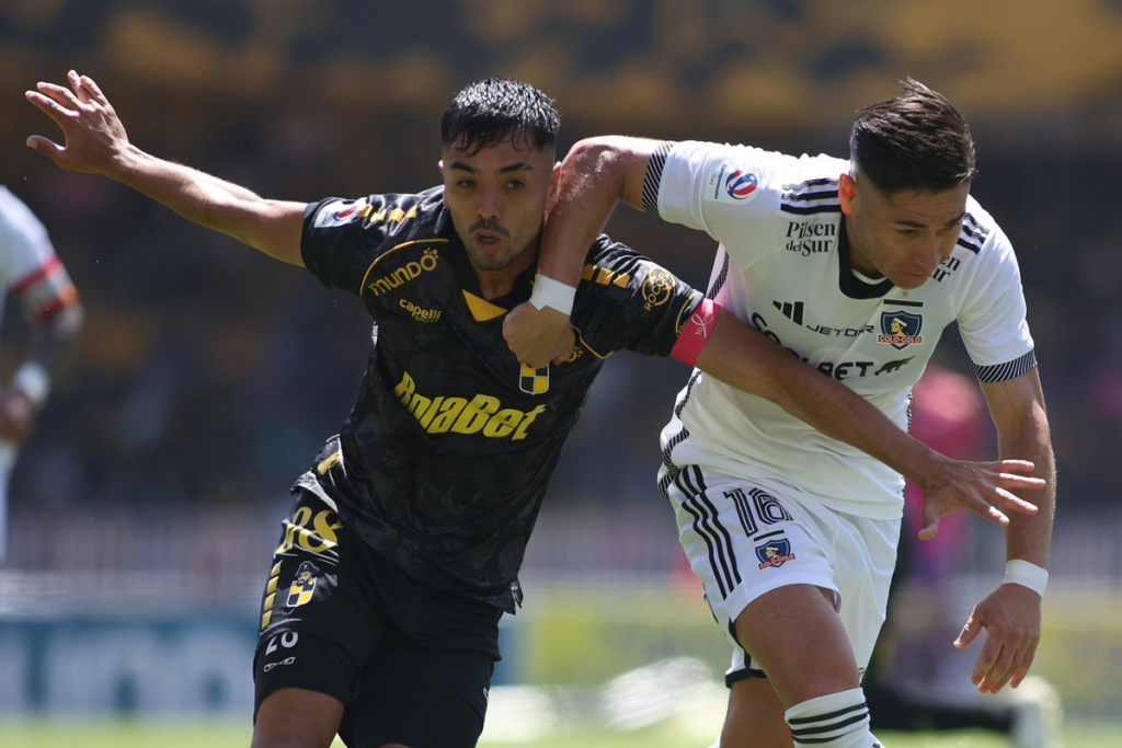 En pleno partido entre Colo-Colo y Coquimbo Unido en el Estadio Francisco Sánchez Rumoroso durante la quinta fecha del Campeonato Nacional 2024, Óscar Opazo y Sebastián Cabrera forcejean con sus manos.