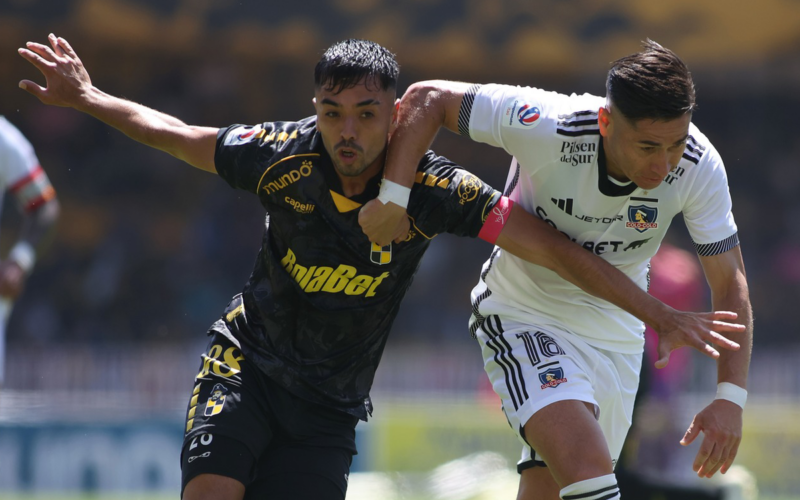 En pleno partido entre Colo-Colo y Coquimbo Unido en el Estadio Francisco Sánchez Rumoroso durante la quinta fecha del Campeonato Nacional 2024, Óscar Opazo y Sebastián Cabrera forcejean con sus manos.