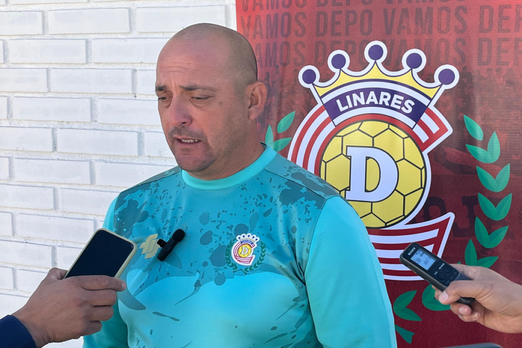 Eduardo Lobos dando una entrevista en su rol de director técnico de Deportes Linares durante la temporada 2024.