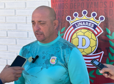 Eduardo Lobos dando una entrevista en su rol de director técnico de Deportes Linares durante la temporada 2024.