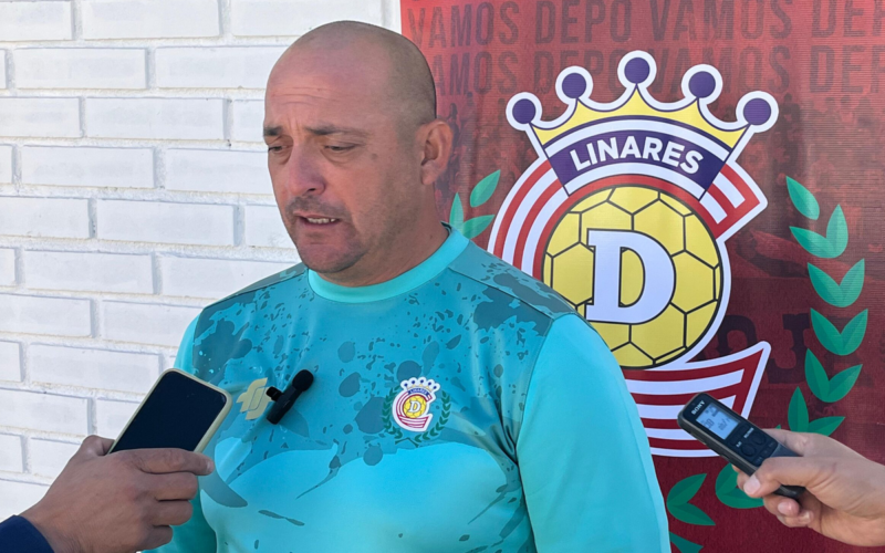 Eduardo Lobos dando una entrevista en su rol de director técnico de Deportes Linares durante la temporada 2024.
