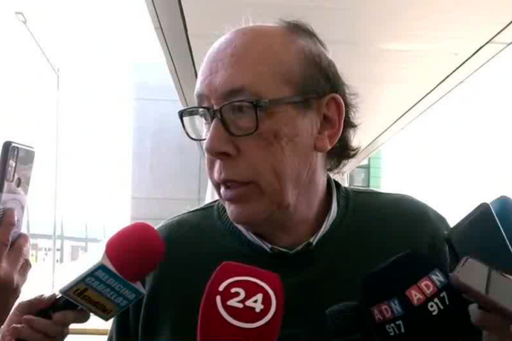 Alfredo Stöhwing dando un punto de prensa en el aeropuerto de Santiago ante varios medios de comunicación.