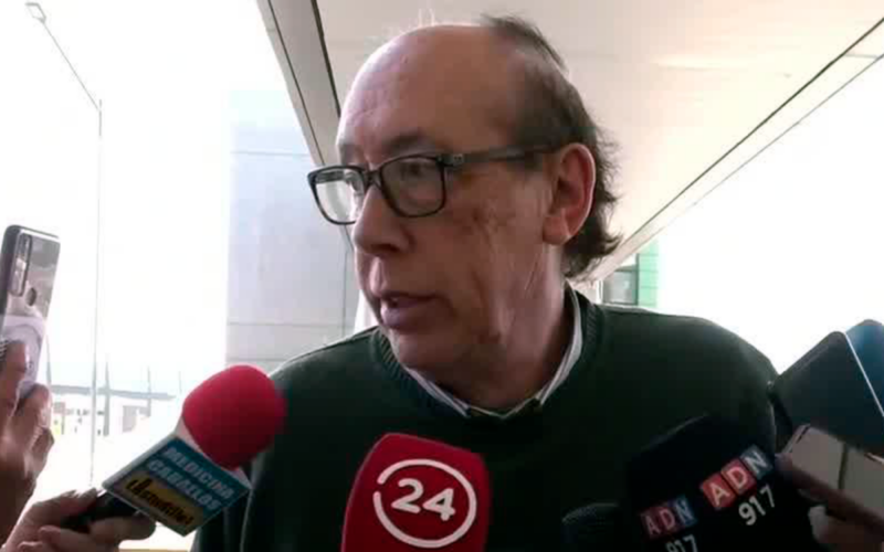 Alfredo Stöhwing dando un punto de prensa en el aeropuerto de Santiago ante varios medios de comunicación.