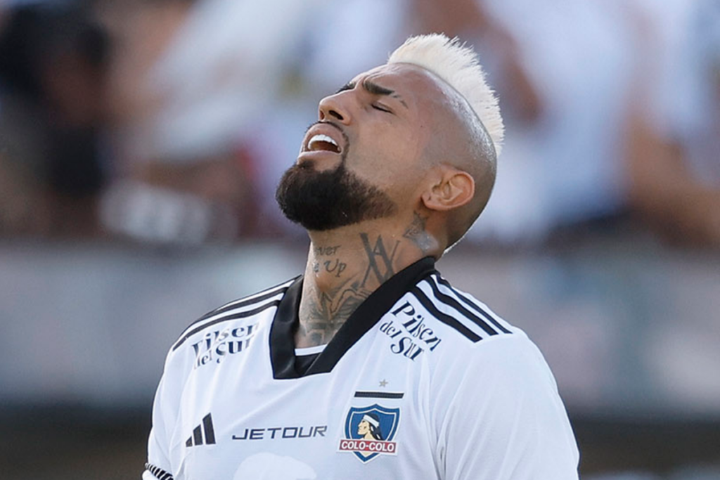 Arturo Vidal con evidente cara de lamento en pleno partido con la camiseta de Colo-Colo.