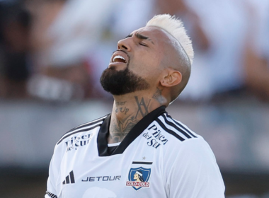 Arturo Vidal con evidente cara de lamento en pleno partido con la camiseta de Colo-Colo.