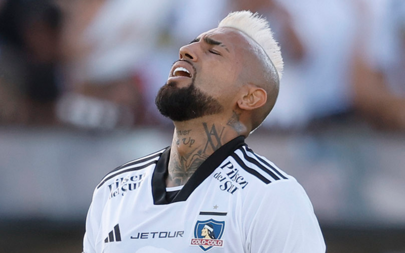 Arturo Vidal con evidente cara de lamento en pleno partido con la camiseta de Colo-Colo.