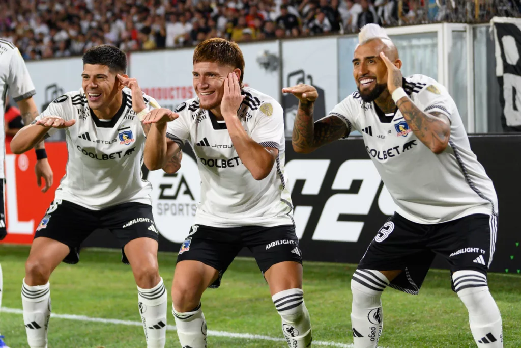 Jugadores de Colo-Colo celebrando un gol.