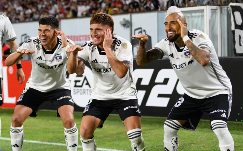 Jugadores de Colo-Colo celebrando un gol.