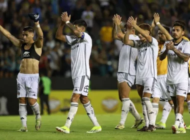 Jugadores de Colo-Colo aplaudiendo con los brazos en alto.