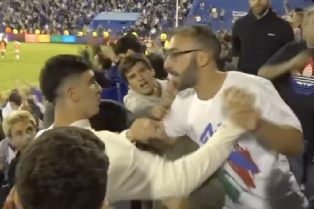 Hijos de Gustavo Quinteros encaran a hinchas de Vélez Sarsfield en pleno partido.