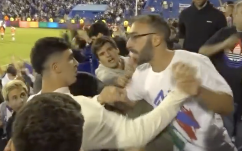 Hijos de Gustavo Quinteros encaran a hinchas de Vélez Sarsfield en pleno partido.