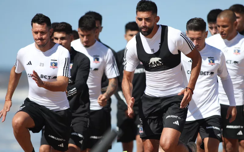 Jugadores de Colo-Colo entrenando en la playa.