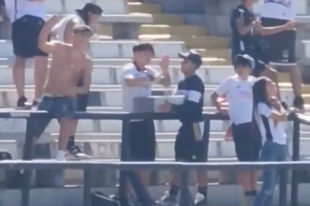 Hinchas de Colo-Colo en el sector Arica del Estadio Monumental.