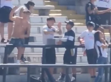 Hinchas de Colo-Colo en el sector Arica del Estadio Monumental.