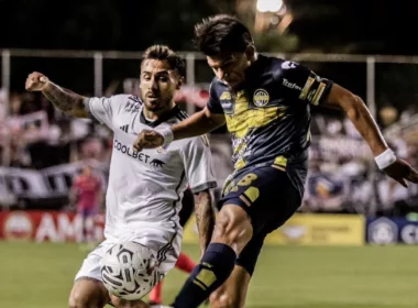 Marcos Bolados disputando un balón con un jugador de Sportivo Trinidense.