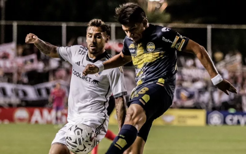 Marcos Bolados disputando un balón con un jugador de Sportivo Trinidense.