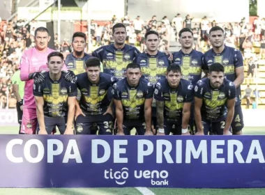 Jugadores de Sportivo Trinidense posando para una foto.