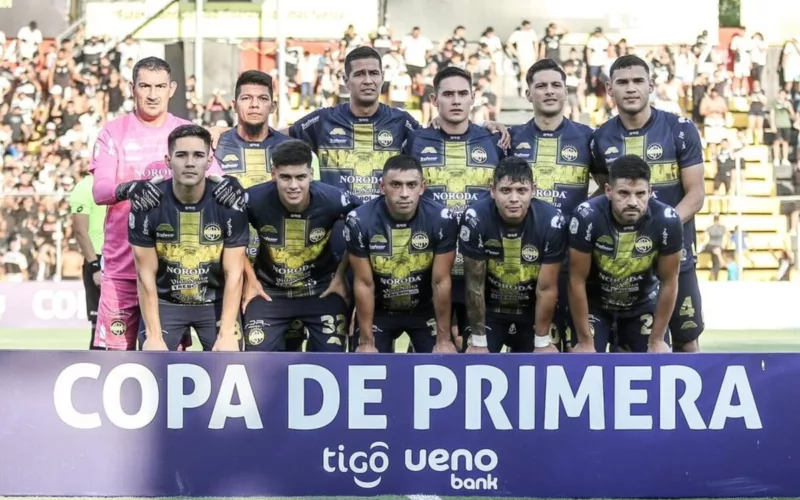 Jugadores de Sportivo Trinidense posando para una foto.