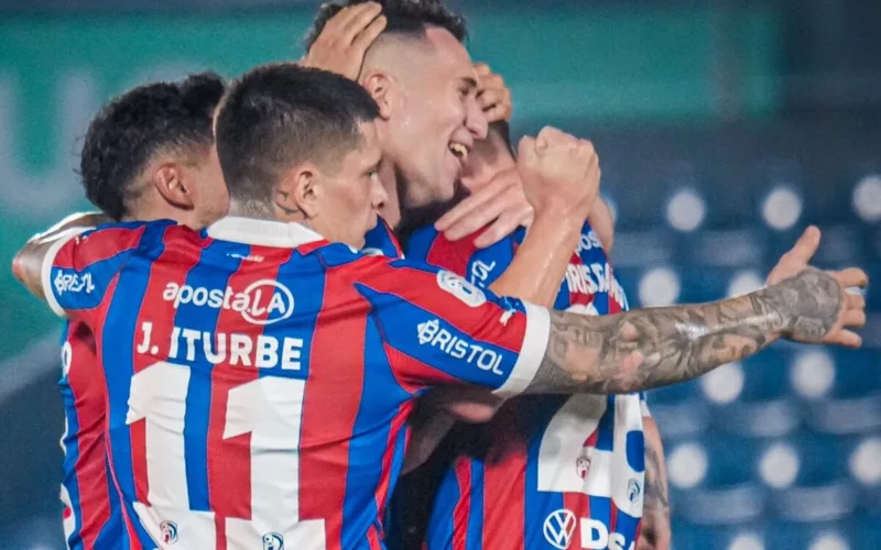 Plantel de Cerro Porteño celebrando un gol.