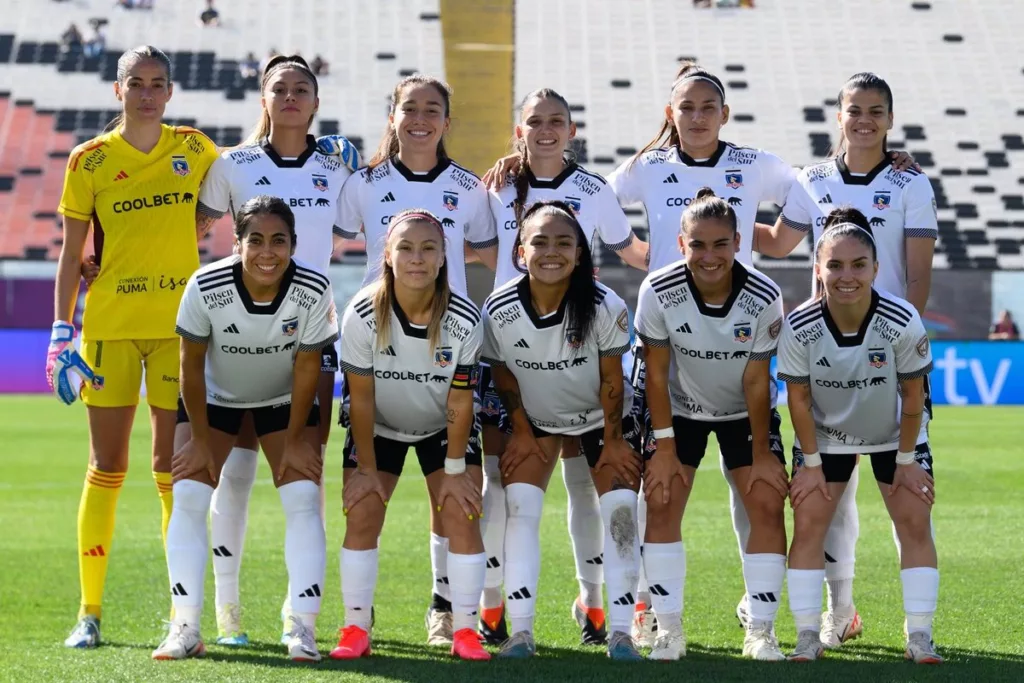 Plantel Femenino de Colo-Colo en su debut en el Campeonato Nacional 2024.