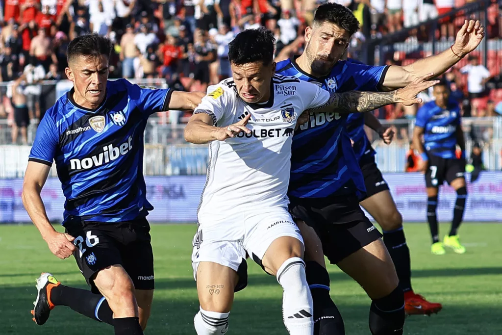 Cristián Zavala, futbolista de Colo-Colo disputa un balón con dos jugadores de Huachipato en plena Supercopa 2024.