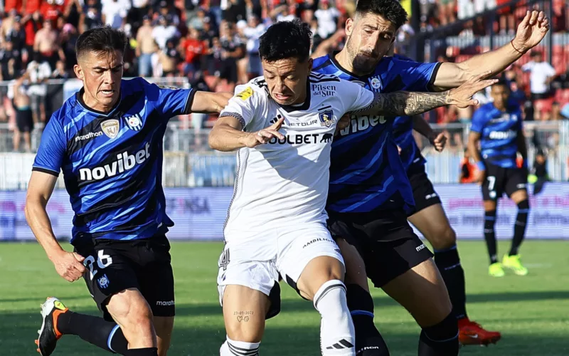 Cristián Zavala, futbolista de Colo-Colo disputa un balón con dos jugadores de Huachipato en plena Supercopa 2024.