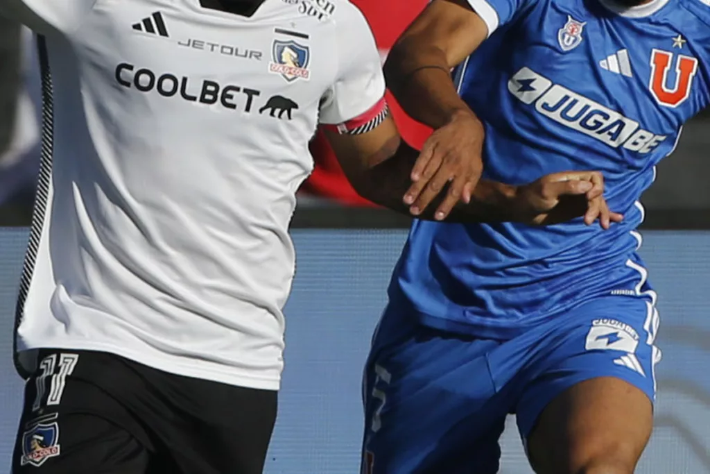 Camisetas de Colo-Colo y Universidad de Chile.