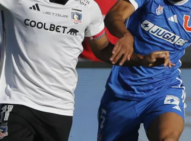 Camisetas de Colo-Colo y Universidad de Chile.