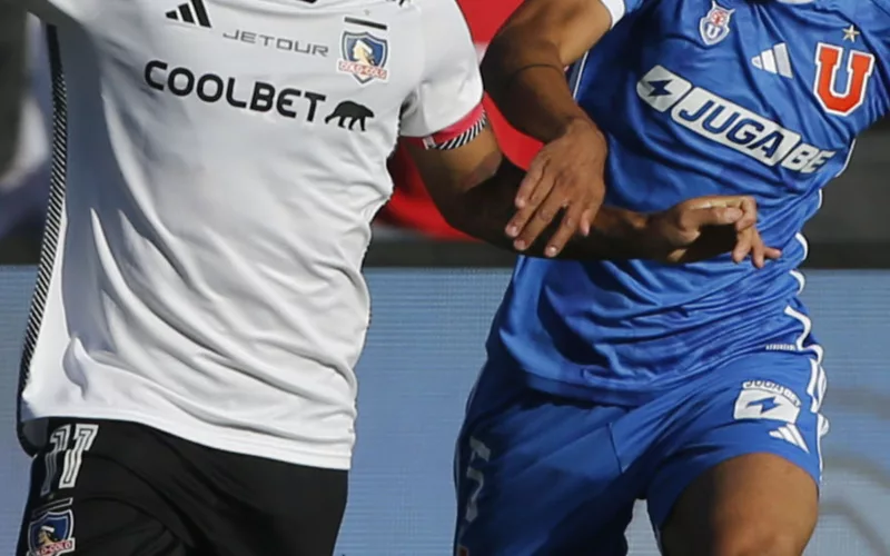 Camisetas de Colo-Colo y Universidad de Chile.