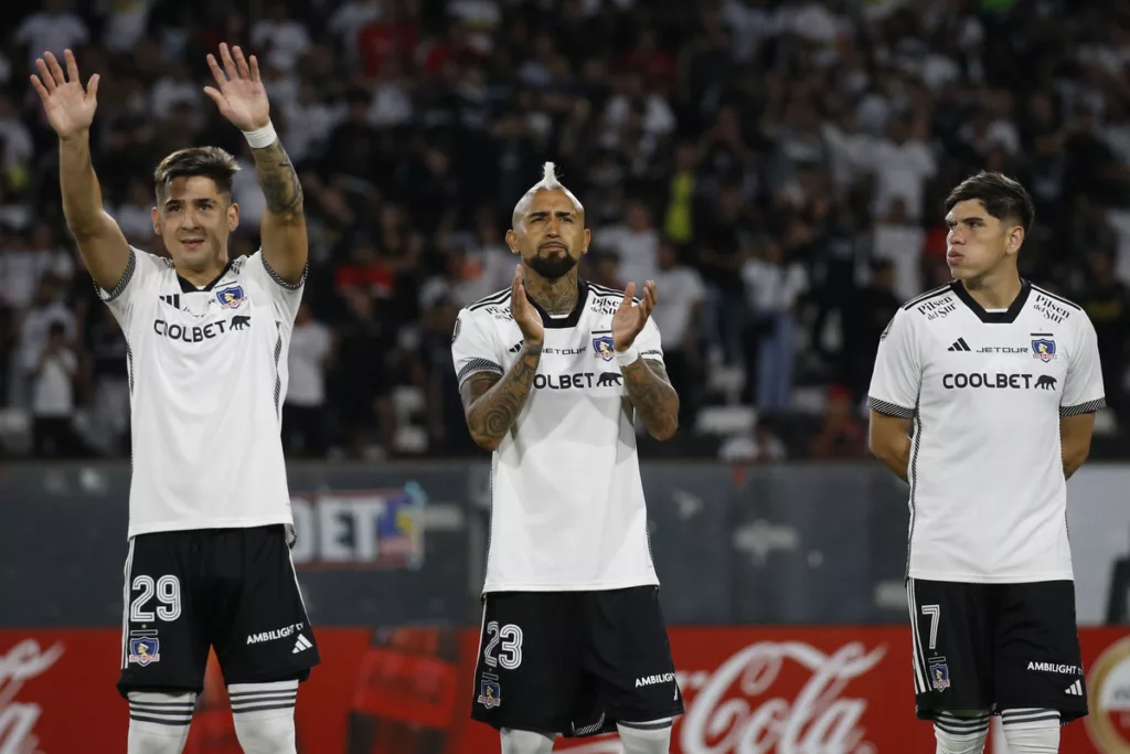 Jugadores de Colo-Colo haciendo gestos con sus manos.