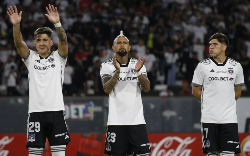 Jugadores de Colo-Colo haciendo gestos con sus manos.