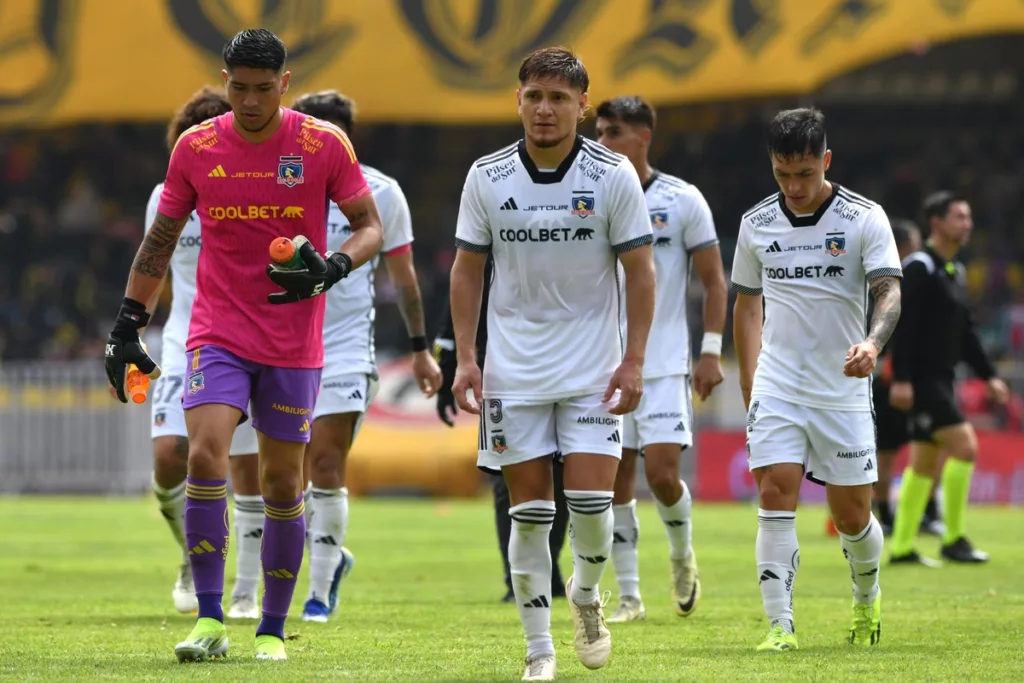 Jugadores de Colo-Colo cabizbajos saliendo de la cancha.