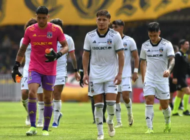 Jugadores de Colo-Colo cabizbajos saliendo de la cancha.