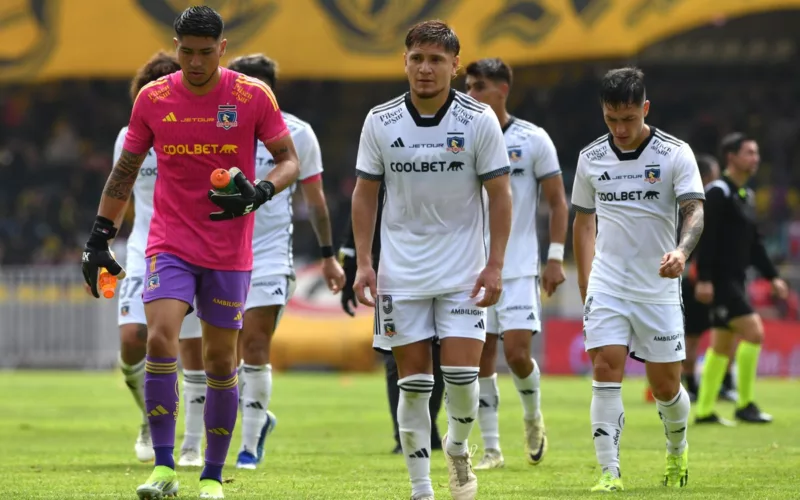 Jugadores de Colo-Colo cabizbajos saliendo de la cancha.