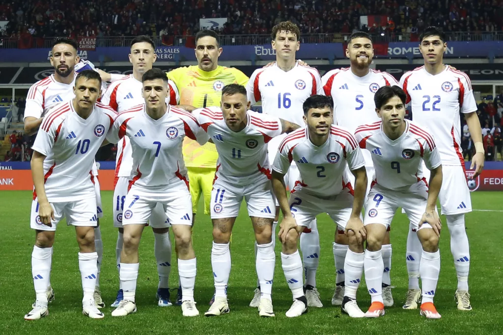 Jugadores de la Selección Chilena posando para la foto oficial.