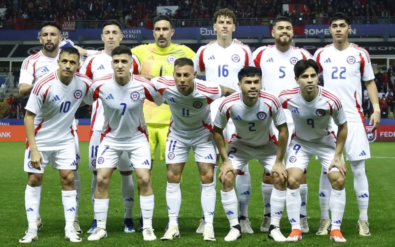 Jugadores de la Selección Chilena posando para la foto oficial.