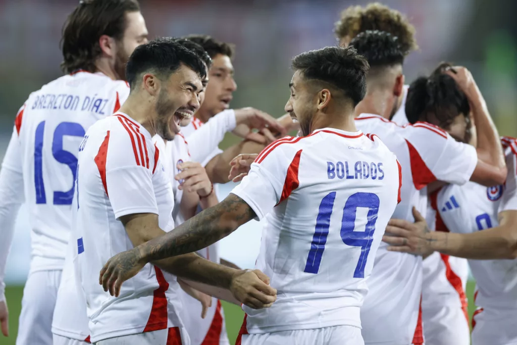 Jugadores de La Roja celebrando un gol.